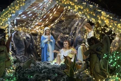 Ciudad centrovietnamita de Hue resplandece al recibir la temporada navideña