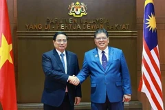 El primer ministro vietnamita Pham Minh Chinh y presidente de la Cámara de Representantes de Malasia Tan Sri Dato' Johari Bin Abdul en Kuala Lumpur el 25 de mayo. (Foto: VNA)