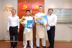 Dos futbolistas vietnamitas de origen extranjero, Ngo Dang Khoa y Le Giang Patrik, que actualmente juegan en el Club de Fútbol de la Policía de Ciudad Ho Chi Minh, recibieron la nacionalidad vietnamita. (Foto: VNA)