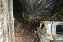 Un coche fue incendiado y abandonado en el patio del complejo de apartamentos. (Foto: VNA)