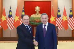 El secretario general del Comité Central del Partido Comunista de Vietnam, To Lam (dcha.), estrecha la mano del primer ministro de Malasia, Anwar Ibrahim. (Foto: VNA)