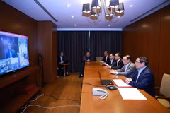 El primer ministro Pham Minh Chinh presidió el 20 de noviembre una reunión virtual de emergencia con representantes de ministerios, agencias y localidades sobre medidas urgentes para responder a las fuertes lluvias, inundaciones y otros desastres naturales en varias provincias centrales. (Foto: VNA)