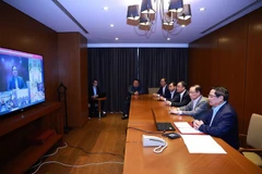 El primer ministro Pham Minh Chinh presidió el 20 de noviembre una reunión virtual de emergencia con representantes de ministerios, agencias y localidades sobre medidas urgentes para responder a las fuertes lluvias, inundaciones y otros desastres naturales en varias provincias centrales. (Foto: VNA)