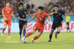 El delantero Nguyen Dinh Bac (número 9) regatea el balón y abre el marcador para Vietnam en el minuto 18 del partido contra Camboya, disputado el 7 de agosto en el Estadio My Dinh. (Foto: VNA)