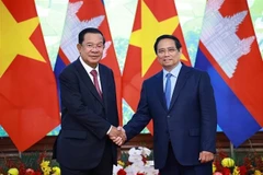 El primer ministro Pham Minh Chinh (der.) y el presidente del Partido Popular de Camboya y titular del Senado camboyano, Hun Sen. (Foto: VNA)