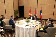 El primer ministro Pham Minh Chinh, y sus homólogos de Camboya, Hun Manet, y de Laos, Sonexay Siphandone desayunaron y trabajaron. (Fuente: VNA)