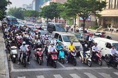 Según la Directiva n.º 20/CT-TTg del Primer Ministro, emitida el 12 de julio, Hanoi se convertirá en la primera ciudad vietnamita en prohibir la circulación de motocicletas y ciclomotores propulsados por combustibles fósiles en la circunvalación 1 de la ciudad, a partir del 1 de julio de 2026. (Foto: VNA)
