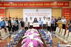 La ministra de Salud, Dao Hong Lan, y el personal del ministerio presentan donaciones del ministerio al Comité Central de la FPV (Foto: VNA)