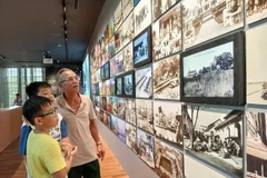 Películas documentales, diapositivas de objetos y documentos históricos digitalizados en el espacio expositivo del Museo de Da Nang. (Foto: VNA)