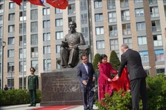 La señora Ngo Phuong Ly y el gobernador de San Petersburgo, Aleksandr Beglov, celebran el 29 de julio la inauguración de la Plaza Ho Chi Minh. (Foto: VNA)
