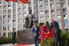 La señora Ngo Phuong Ly y el gobernador de San Petersburgo, Aleksandr Beglov, celebran el 29 de julio la inauguración de la Plaza Ho Chi Minh. (Foto: VNA)