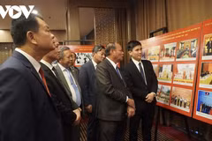 Exposición fotográfica conmemorativa del 80.º aniversario de la Policía Popular de Vietnam (19 de agosto de 1945) en Vientiane (Foto: VOV)