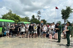Ciudadanos vietnamitas fueron entregados por Camboya en el puesto fronterizo internacional de Hoa Lu, en la provincia de Dong Nai. Foto: VNA