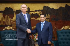 El primer ministro Pham Minh Chinh recibe a Martin Sommer, jefe de la misión de supervisión macroeconómica del Fondo Monetario Internacional (FMI). (Foto: VNA)