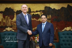 El primer ministro Pham Minh Chinh recibe a Martin Sommer, jefe de la misión de supervisión macroeconómica del Fondo Monetario Internacional (FMI). (Foto: VNA)