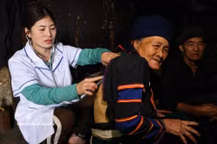 Una trabajadora de la salud brinda atención médica domiciliaria a residentes pertenecientes a minorías étnicas. (Foto: VNA)