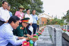 El vicepresidente del Comité Popular de la provincia de Tay Ninh, Pham Tan Hoa (izquierda), junto con la delegación de trabajo, inspecciona y revisa la información de las tumbas de mártires aún no identificados en el Cementerio de Mártires de An Tinh (barrio de An Tinh, provincia de Tay Ninh). (Fuente: VNA)