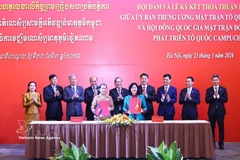 La presidenta del Comité Central del Frente de la Patria de Vietnam, Bui Thi Minh Hoai, y la vicepresidenta del Partido Popular de Camboya y titular del Consejo Nacional del Frente de Solidaridad para el Desarrollo de la Patria de ese país,presidenta del Comité Central del Frente de la Patria de Vietnam, y Men Sam An, vicepresidenta del Partido Popular de Camboya y titular del Consejo Nacional del Frente de Solidaridad para el Desarrollo de la Patria de ese país, Men Sam An, firman un Acuerdo de Cooperación entre ambas organizaciones para el período 2026 – 2031. (Foto: VNA)