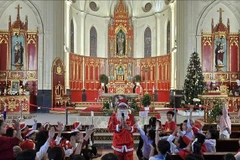 Ambiente navideño dentro de la Catedral de Hai Phong. (Foto: VNA)