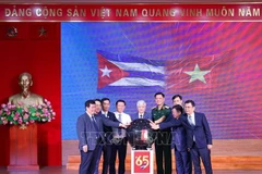 El lanzamiento de la campaña de recaudación de fondos con el tema "65 años de Vietnam - Solidaridad con Cuba" el 13 de agosto. (Foto: VNA)