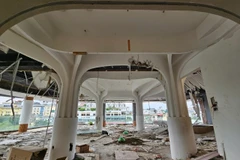 Desmantelan el interior del edificio “Mandíbulas de tiburón”. (Foto: VNA)