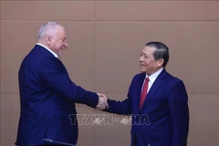 El miembro del Comité Central del Partido Comunista de Vietnam (PCV) y subdirector de su Comisión de Propaganda, Educación y Movilización de Masas, Lai Xuan Mon, y Komjáthi Imre, presidente del Partido Socialista Húngaro. (Foto: VNA)
