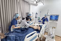 Médicos tratan a las víctimas del vuelco de una lancha en Phu Quoc. (Foto: VNA)