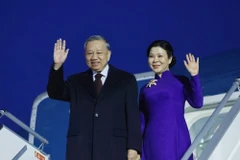 El secretario general del Comité Central del Partido Comunista de Vietnam, Tom, y su esposa llegan a Helsinki el 20 de octubre por la noche, comenzando su visita oficial a Finlandia. (Foto: VNA)