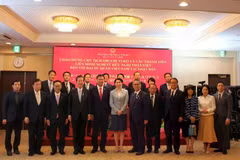 Funcionarios de la Embajada de Vietnam en Japón y una delegación de la Alianza Parlamentaria de Amistad Japón-Vietnam posan para una foto de grupo. (Foto: VNA)