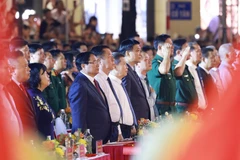 El primer ministro Pham Minh Chinh y los delegados asisten al programa artístico especial. (Foto: VNA)
