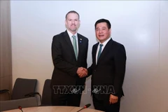 El ministro de Industria y Comercio de Vietnam, Nguyen Hong Dien (der.), jefe del equipo negociador del Gobierno vietnamita, y el representante comercial de EE. UU., Jamieson Greer. (Fuente: VNA)