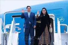 El primer ministro Pham Minh Chinh, su esposa Le Thi Bich Tran y una delegación vietnamita de alto rango en el aeropuerto Lennart Meri de Tallin, la capital, la mañana del 5 de junio (hora local). (Foto: VNA)