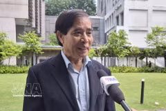 El profesor Vu Minh Khuong, de la Escuela de Políticas Públicas Lee Kuan Yew, habla con la Agencia Vietnamita de Noticias. (Foto: VNA)