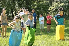Los niños participan en los juegos populares en el festival (Foto: VNA)