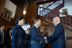 El secretario general del Comité Central del Partido Comunista de Vietnam (PCV), To Lam, y su esposa, Ngo Phuong Ly, se reúnen con el ex rey Simeón de Sajonia-Coburgo-Gotha, quien fue primer ministro de Bulgaria entre julio de 2001 y agosto de 2005. (Foto: VNA)