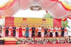 Representantes de ambos países cortan la cinta para inaugurar el proyecto de restauración y renovación del Sitio Histórico del Presidente Ho Chi Minh en la provincia de Savannakhet. (Foto: VNA)