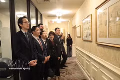 El embajador Do Hung Viet (izquierda) y otros miembros de la delegación estudian materiales y documentos de archivo relacionados con el Presidente Ho Chi Minh en el hotel Omni Parker House de Boston. (Foto: VNA)