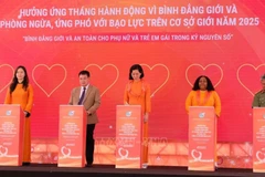 Los delegados firman un compromiso de esfuerzos conjuntos para promover la igualdad de género en la era digital. (Foto: VNA)