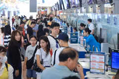 Los pasajeros realizan el check-in en el Aeropuerto Internacional Noi Bai. (Foto: dangcongsan.org.vn)