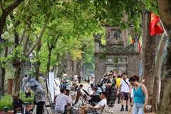 Las calles peatonales que rodean el lago Hoan Kiem son muy frecuentadas por visitantes nacionales e internacionales. (Foto: VNA)