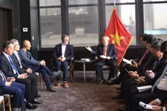 El viceprimer ministro permanente, Nguyen Hoa Binh (derecha), recibe a José Fernández da Ponte, presidente de la Fundación para el Desarrollo Estelar. (Fuente: VTV)