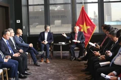 El viceprimer ministro permanente, Nguyen Hoa Binh (derecha), recibe a José Fernández da Ponte, presidente de la Fundación para el Desarrollo Estelar. (Fuente: VTV)
