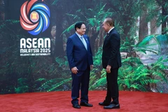 El primer ministro de Malasia, Anwar Ibrahim (derecha), recibe a su homólogo vietnamita, Pham Minh Chinh, en la 47.ª Cumbre de la ASEAN y otras cumbres relacionadas. (Foto: VNA)