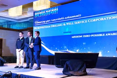 El director ejecutivo de PV Drilling, Nguyen Xuan Cuong, recibe el premio «Misión: Cero Posible» en Malasia. (Foto: nangluongvietnam.vn)