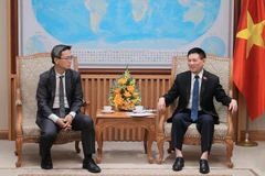 El viceprimer ministro Ho Duc Phoc (derecha) sostiene encuentro con la delegación de expertos de S&P, encabezada por Kim Eng Tan, director senior de la agencia. (Fuente: VNA)