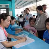 Médicos realizan exámenes de detección de salud a niños en la comuna de Tru Van Tho, Ciudad Ho Chi Minh. (Foto: VNA)