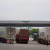 Camiones de mercancías ingresan a Vietnam a través del paso fronterizo internacional de Lao Cai. Foto: VNA