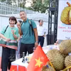 Turistas toman fotos junto al durián en un evento de Vietnam destinado a promocionar esta fruta especial, famosa por su intenso y característico sabor. Foto: VNA