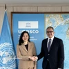 La embajadora Nguyen Thi Van Anh, jefa de la Misión Permanente de Vietnam ante la UNESCO, en una reunión con el director general de esta organización, Khaled El-Enany. (Foto: VNA)