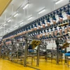 Una moderna línea de producción dentro de una planta procesadora de aves. (Foto: VNA)